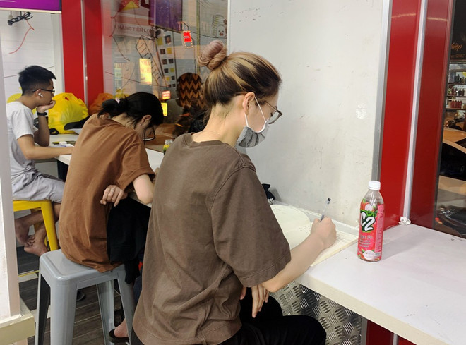 Sinh viên tìm nhiều cách ‘vượt nóng’ khi phòng trọ như… xông hơi ảnh 1