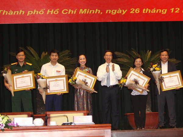 Đồng chí Võ Văn Thưởng, Ủy viên Bộ Chính trị, Bí thư Trung ương Đảng, Trưởng Ban Tuyên giáo Trung ương trao bằng khen cho các tập thể đạt thành tích trong năm 2017. (Ảnh: Thanh Vũ/TTXVN) Hội nghị báo chí toàn quốc triển khai nhiệm vụ năm 2018 ảnh 1