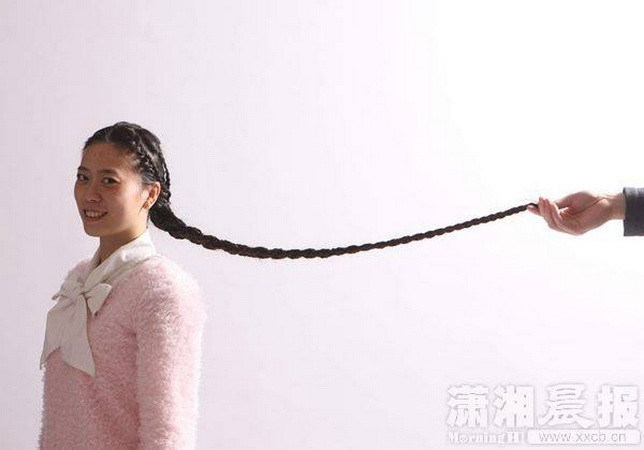 Bà bầu cắt 1,3m tóc nuôi suốt 13 năm để dành dinh dưỡng cho con ảnh 1