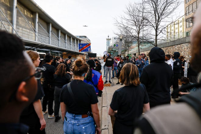 Nhiều người tập trung ở Grand Rapids để biểu tình sau khi Patrick Lyoya bị bắn chết. (Nguồn: detroitnews) Mỹ: Biểu tình sau vụ cảnh sát bắn chết một thanh niên da màu ảnh 1