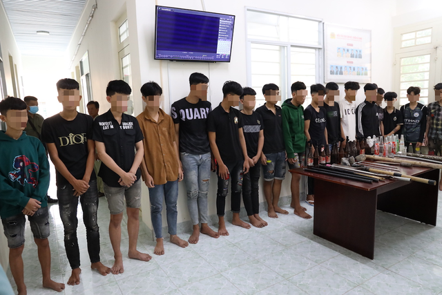 Các đối tượng bị công an bắt giữ khi dùng hung khí tham gia hỗn chiến. (Nguồn: Báo Thanh niên) Bắt giữ 50 đối tượng giải quyết mâu thuẫn bằng hung khí, bom xăng ảnh 1