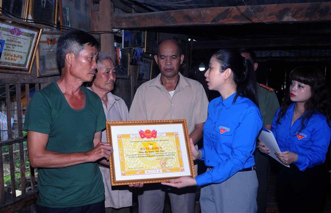 Truy tặng huy hiệu cho công an viên hy sinh khi trấn áp tội phạm ảnh 1