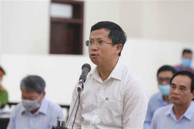 Bị cáo Lê Cảnh Dương (nguyên Giám đốc Ban Xúc tiến và Hỗ trợ đầu tư thành phố Đà Nẵng) khai báo trước Hội đồng xét xử ngày 4/5/2020. (Ảnh: Doãn Tấn/TTXVN) Đà Nẵng kỷ luật các cán bộ, đảng viên vi phạm pháp luật ảnh 1