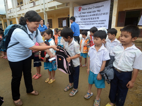 Trao nhiều suất quà tặng hộ nghèo, trẻ em tại Quảng Ngãi ảnh 1