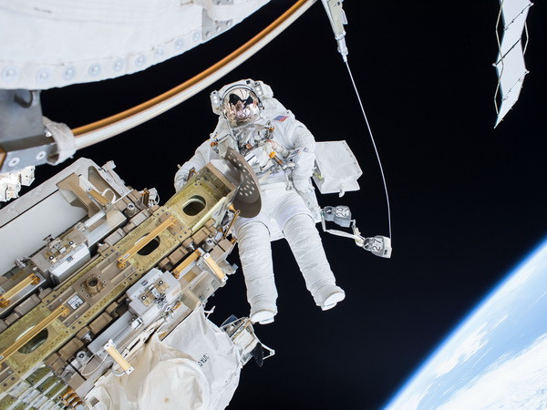 Hai nhà du hành vũ trụ đi bộ 7 giờ rưỡi trong không gian ảnh 1