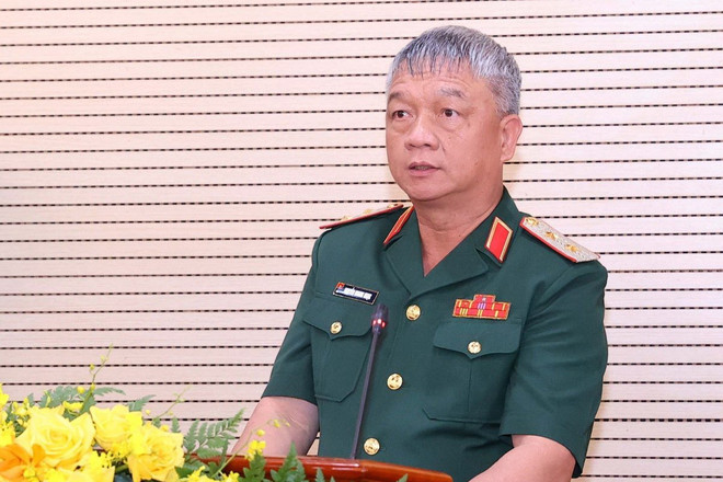 Trung tướng Nguyễn Quang Ngọc, Tư lệnh Quân khu 3 báo cáo tại buổi làm việc. (Ảnh: Văn Điệp/TTXVN) ttxvn_chu_tich_quoc_hoi_tran_thanh_man_tham_lam_viec_tai_quan_khu_3_17-4.jpg
