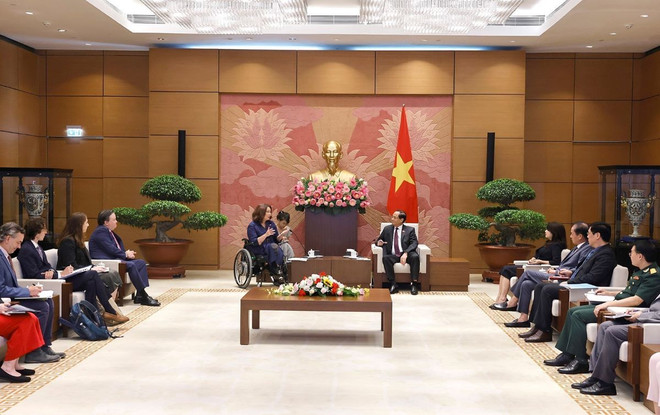 Quang cảnh buổi tiếp. (Ảnh: Doãn Tấn/TTXVN) ttxvn_pho_chu_tich_quoc_hoi_tran_quang_phuong_tiep_thuong_nghi_si_hoa_ky_tammy_duckworth_2.jpg