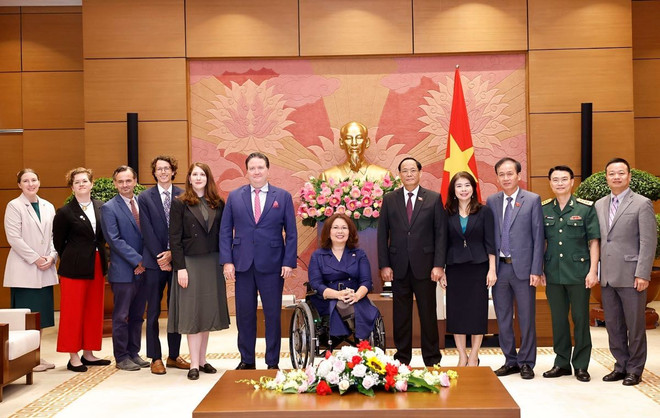 Phó Chủ tịch Quốc hội Trần Quang Phương với đại biểu. (Ảnh: Doãn Tấn/TTXVN) ttxvn_pho_chu_tich_quoc_hoi_tran_quang_phuong_tiep_thuong_nghi_si_hoa_ky_tammy_duckworth_3.jpg