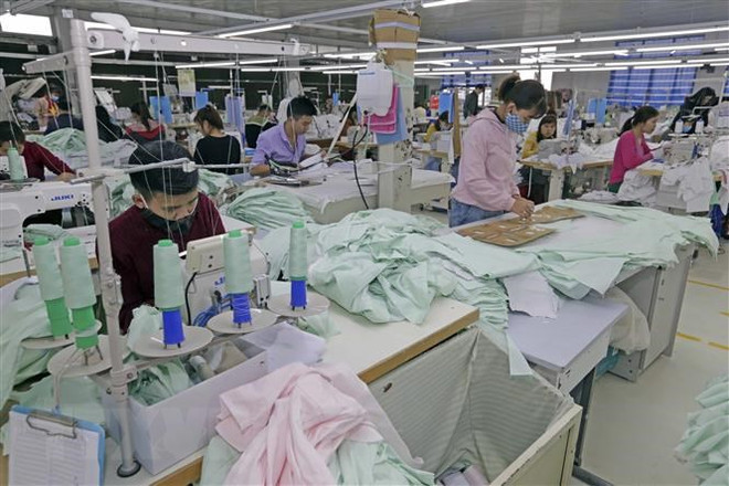 Một dây chuyền may xuất khẩu. (Ảnh: Trần Việt/TTXVN) Để nền kinh tế Thủ đô Hà Nội tiếp đà tăng trưởng trong năm 2023 ảnh 2
