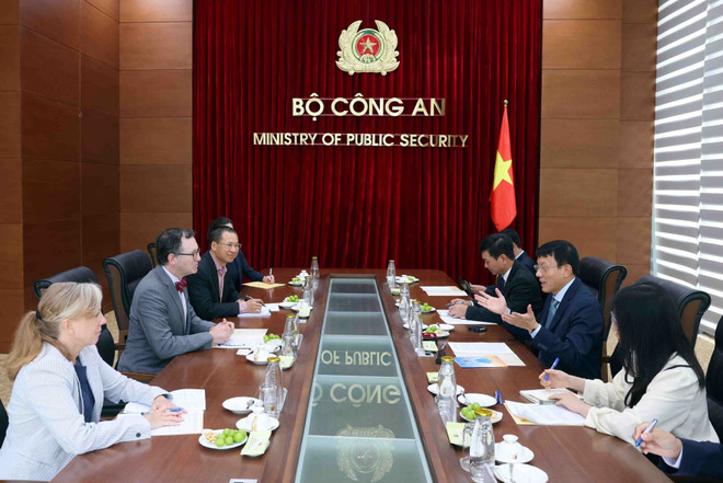 Thượng tướng Lương Tam Quang, Bộ trưởng Bộ Công an tiếp Chủ tịch Hội đồng Công nghiệp Công nghệ thông tin Hoa Kỳ Jason Oxman. (Ảnh: Phạm Kiên/ TTXVN) TTXVN_1706VietnamHoaky2.jpg