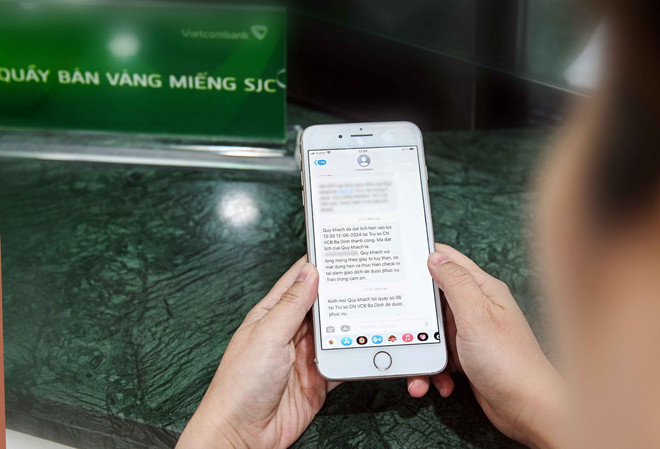 Đăng ký online mua vàng miếng SJC tại Vietcombank. (Ảnh: TTXVN phát) TTXVN_1706muavangtructuyen1.jpg