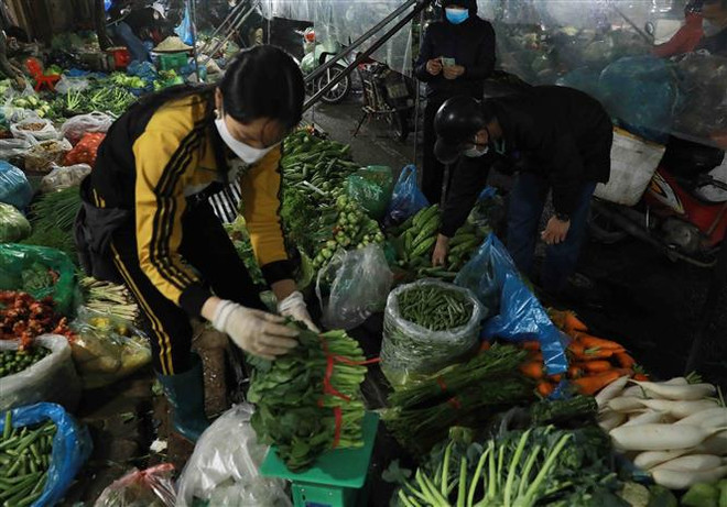 Thị trường hàng hóa mùng 5 Tết dồi dào, nhu cầu tiêu thụ tăng ảnh 3