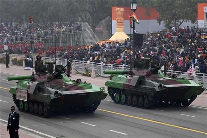 Các xe tăng tham gia cuộc diễu hành nhân kỷ niệm 74 năm Ngày Cộng hòa tại thủ đô New Delhi, Ấn Độ ngày 26/1/2023. (Ảnh: AFP/TTXVN) Ấn Độ diễu hành hoành tráng kỷ niệm 74 năm Ngày Cộng hòa ảnh 1