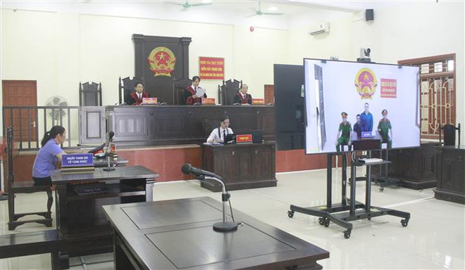 Phiên tòa xét xử trực tuyến tại Tòa án nhân dân tỉnh Ninh Bình. (Ảnh: Thùy Dung/TTXVN) Thi hành án dân sự: Rút ngắn thời gian, giảm thiểu chi phí ảnh 2