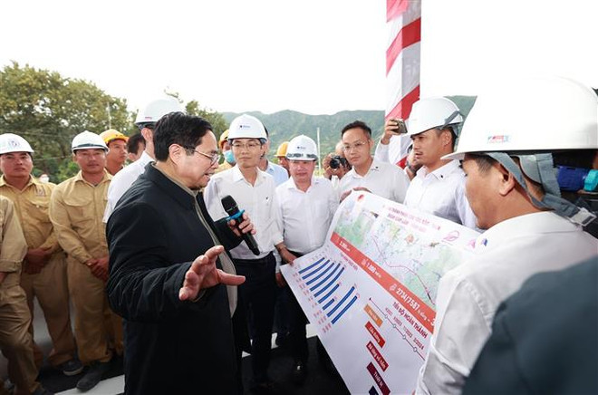 Thủ tướng kiểm tra dự án xây dựng đường bộ cao tốc Nha Trang-Cam Lâm ảnh 2