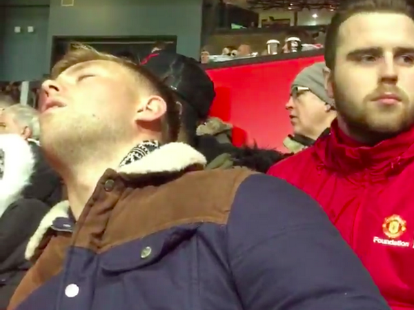 Cổ động viên M.U ngủ gật khi chứng kiến đội nhà đá FA Cup ảnh 1
