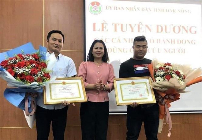 Bà Nguyễn Thị Thu Hường, Giám đốc Sở Nội vụ Đắk Nông trao Bằng khen cho 2 thanh niên dũng cảm cứu người. (Ảnh: TTXVN phát) Khen thưởng 2 thanh niên dũng cảm cứu người trên sông Sêrêpốk ảnh 1