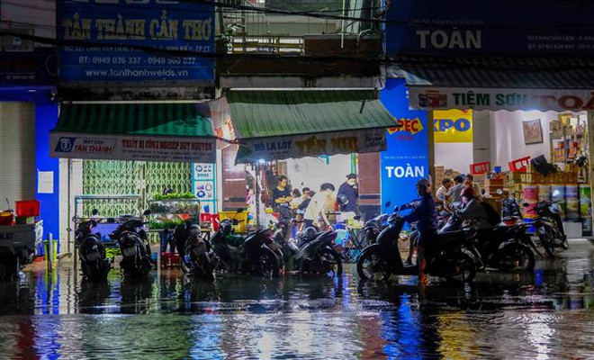 Triều cường đạt đỉnh tại TP.HCM và Cần Thơ, nước dâng nhanh bất ngờ ảnh 2