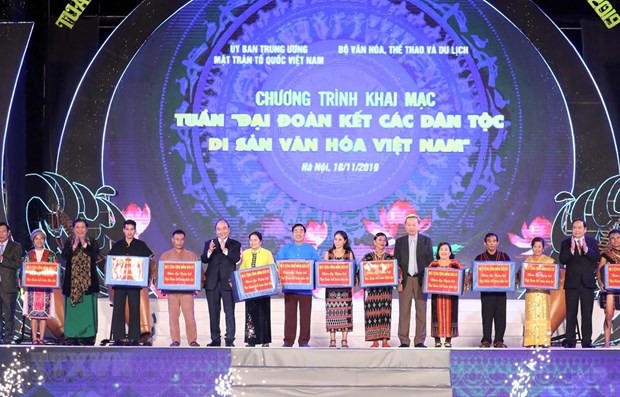 Thủ tướng Nguyễn Xuân Phúc trao quà cho đồng bào các dân tộc sống và sinh hoạt tại Làng Văn hóa-Du lịch các dân tộc Việt Nam trong Tuần đại đoàn kết các dân tộc năm 2019. (Ảnh: Thống Nhất/ TTXVN) Củng cố lòng tin của nhân dân với Đảng thông qua giám sát, phản biện ảnh 2