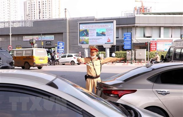 Lực lượng cảnh sát giao thông phân luồng, điều tiết giao thông. (Ảnh: Phạm Kiên/TTXVN) Ngày đầu nghỉ lễ: Cả nước có 12 người tử vong vì tai nạn giao thông ảnh 1