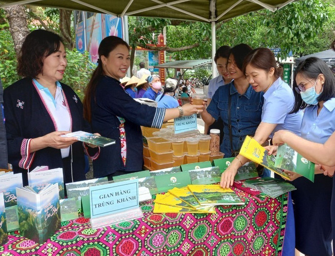 Du khách thăm quan gian hàng các sản phẩm địa phương. (Ảnh: TTXVN phát) Cao Bằng khai mạc Chương trình du lịch về nguồn năm 2022 ảnh 1