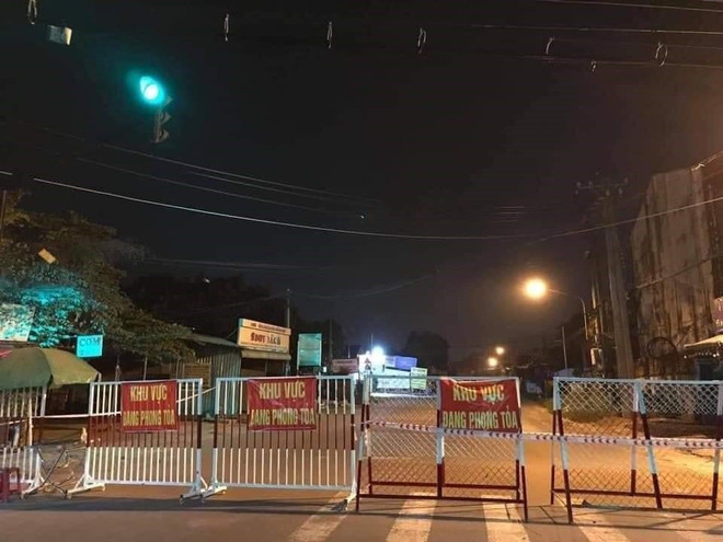 Hình ảnh trạm chốt, kiểm soát phòng chống dịch COVID-19 tại khu phong tỏa. (Ảnh: TTXVN phát) Bắt nhiều đối tượng chuyển ma túy vào khu vực phong tỏa chống COVID-19 ảnh 1