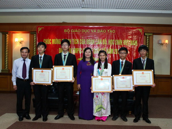 Trao bằng khen cho 5 học sinh đoạt giải Olympic Vật lý quốc tế ảnh 1