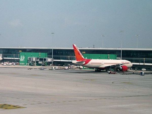 Máy bay chở khách của Ấn Độ đột nhiên bốc cháy khi hạ cánh ảnh 1