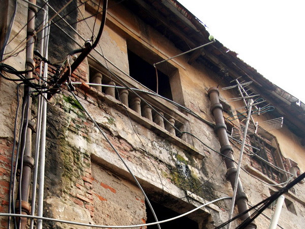 Quảng Ninh di dời khẩn cấp 54 hộ dân ra khỏi chung cư xuống cấp ảnh 1