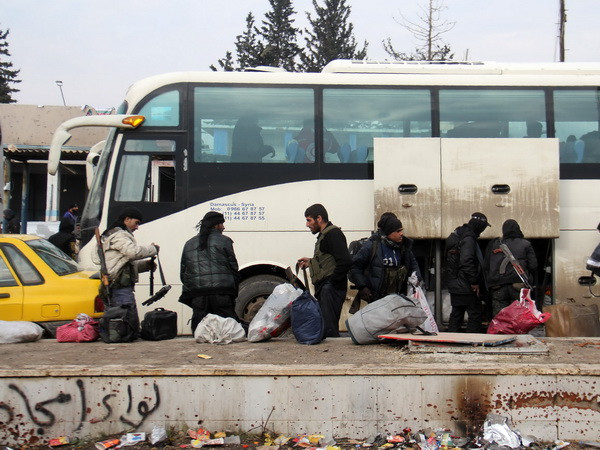 Quân nổi dậy Syria rời khỏi Aleppo ngày 22/12. (Nguồn: AFP/TTXVN) Nga muốn tiến hành hòa đàm về Syria vào giữa tháng 1 tới ảnh 1