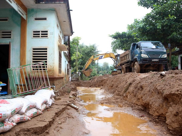 Tàu Cảnh sát biển đưa 8 thuyền viên gặp nạn về đảo Phú Quý ảnh 1