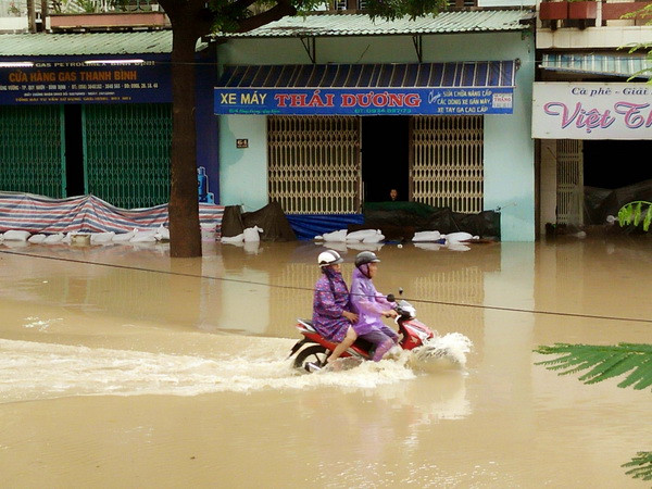 Áp thấp nhiệt đới có khả năng gây lốc xoáy và gió giật mạnh ảnh 1