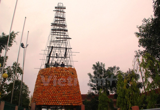 Độc đáo cây thông Noel làm từ 6.000 chiếc nồi đất tại Nghệ An ảnh 1