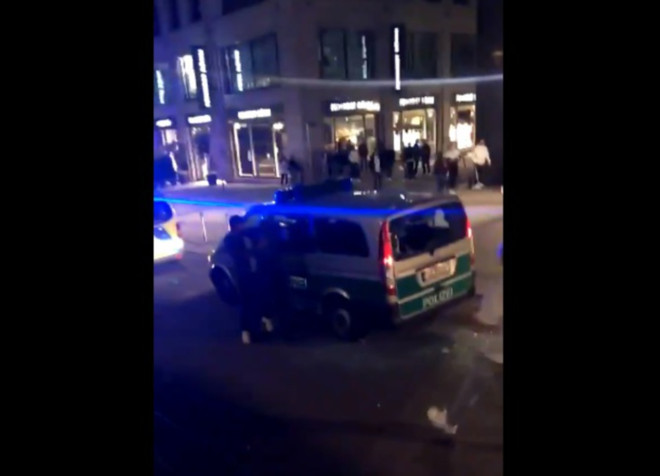 Đức: Hàng trăm người tụ tập gây náo loạn ở thành phố Stuttgart ảnh 1