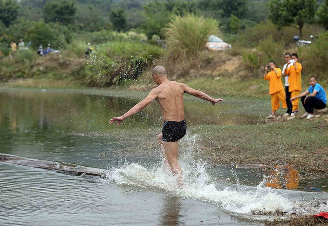 Võ tăng Thiếu Lâm phá kỷ lục chạy trên mặt nước của chính mình ảnh 2