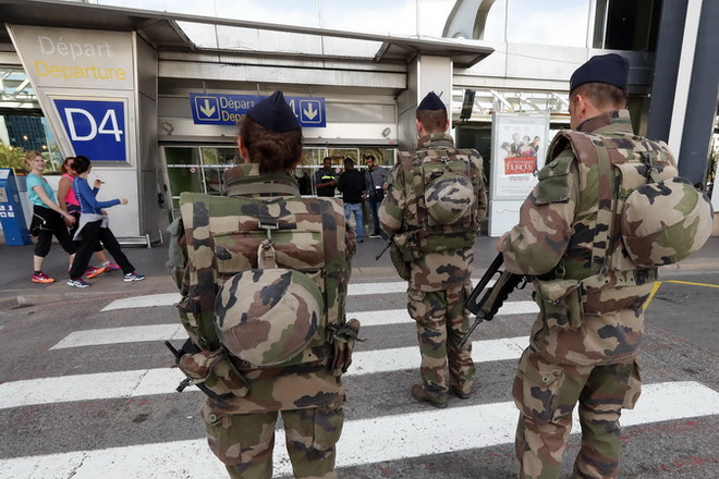 Châu Âu lo lắng vì những kẻ khủng bố "sống cùng trong thành phố" ảnh 1