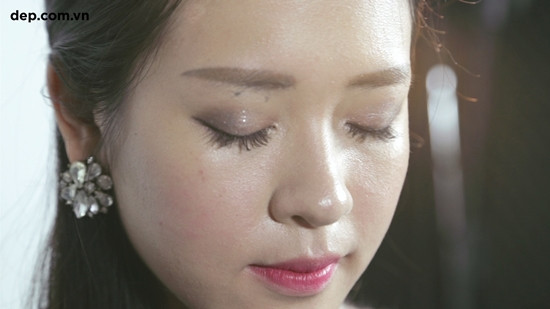 Biến hóa từ makeup ban ngày thành gương mặt lộng lẫy cho tiệc đêm ảnh 7