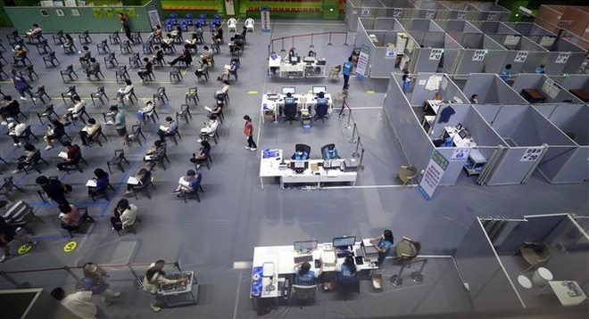 Một điểm tiêm vaccine phòng COVID-19 tại Seoul, Hàn Quốc, ngày 23/8/2021. (Ảnh: Yonhap/ TTXVN) Nhiều quốc gia ghi nhận số ca mắc COVID-19 ở mức đỉnh mới ảnh 1