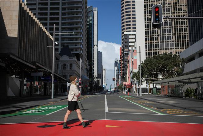 Cảnh vắng vẻ tại một tuyến phố ở Auckland, New Zealand khi lệnh phong tỏa được áp dụng để phòng chống dịch COVID-19, ngày 18/8/2021. Ảnh: THX/TTXVN Nhiều quốc gia ghi nhận số ca mắc COVID-19 ở mức đỉnh mới ảnh 2