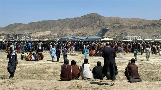 Người dân tập trung tại sân bay quốc tế Kabul chờ được sơ tán khỏi Afghanistan. (Ảnh: AP/TTXVN) Italy: G20 có thể sẽ tổ chức hội nghị về Afghanistan ảnh 1