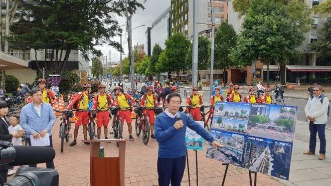 Thị trưởng của thủ đô Seoul Park Won-soon thuyết trình về kế hoạch CRT trong chuyến thăm Colombia. (Nguồn: Yonhap) Hàn Quốc xây 'đường cao tốc cho xe đạp' CRT xuyên thủ đô Seoul ảnh 1