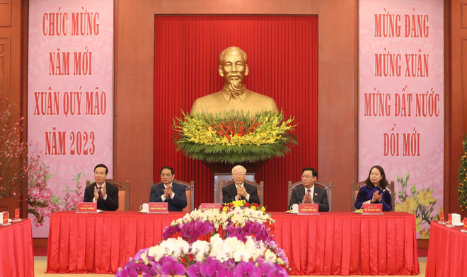 Các đồng chí lãnh đạo Đảng, Nhà nước tham dự buổi chúc Tết. (Ảnh: Phương Hoa/TTXVN) Tổng Bí thư: Nỗ lực xây dựng đất nước ngày càng phồn vinh, hạnh phúc ảnh 1