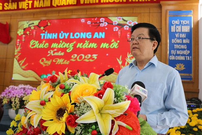 Phó Trưởng Ban Tổ chức Trung ương Mai Văn Chính phát biểu tại buổi chúc Tết Đảng bộ, chính quyền và nhân dân tỉnh Long An. (Ảnh: Thanh Bình/TTXVN) Long An phấn đấu năm 2023 tăng trưởng tổng sản phẩm quốc nội từ 8-8,5% ảnh 2