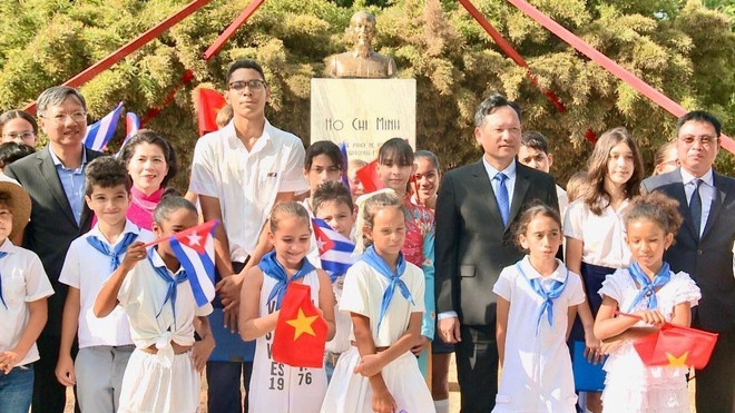 Anh hùng Cộng hòa Cuba Fernando González Llort – Chủ tịch ICAP, Phó Chánh án Tòa án Nhân dân tối cao Việt Nam Nguyễn Văn Tiến đang thăm chính thức Cuba, ông Lê Quang Long - Đại sứ Việt Nam cùng đông đảo người dân và học sinh địa phương tại lễ kỷ niệm 134 năm ngày sinh của Chủ tịch Hồ Chí Minh. (Ảnh: Mai Phương/ TTXVN) TTXVN_1805CubaHochiminh2.jpg