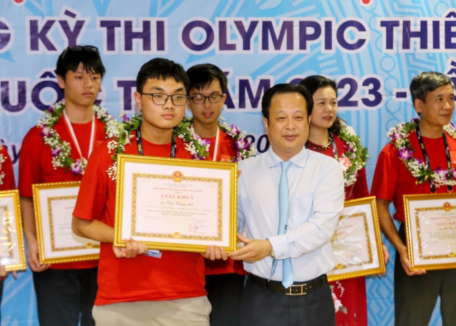 Giám đốc Sở Giáo dục và Đào tạo Hà Nội Trần Thế Cương trao bằng khen cho các học sinh. (Ảnh: Tuấn Đức/TTXVN) Học sinh Hà Nội giành giải cao ở Olympic Thiên văn, Vật lý Thiên văn ảnh 2