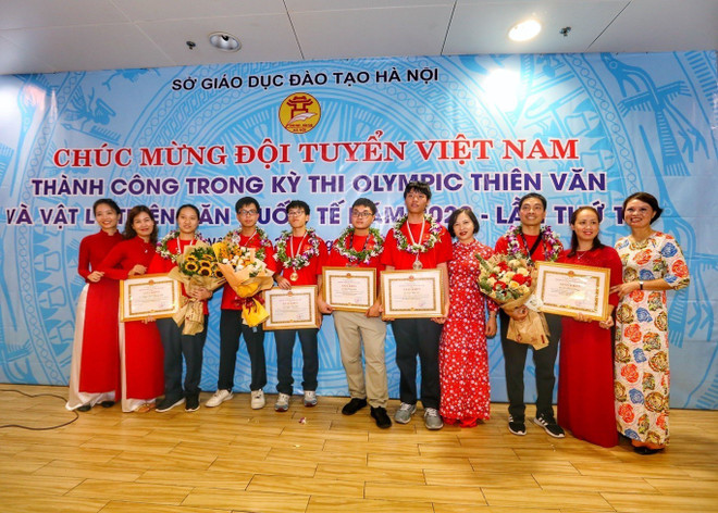 Đoàn học sinh Việt Nam đoạt giải Olympic Thiên văn và Vật lý Thiên văn Quốc tế lần thứ 16 cùng các thầy cô tại lễ đón. (Ảnh: Tuấn Đức/TTXVN) Học sinh Hà Nội giành giải cao ở Olympic Thiên văn, Vật lý Thiên văn ảnh 1
