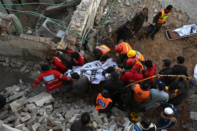 Nhân viên cứu hộ chuyển nạn nhân thiệt mạng trong vụ đánh bom ở thành phố Peshawar, Pakistan, ngày 30/1/2023. (Ảnh: AFP/TTXVN) Vụ nổ đền thờ ở Pakistan: Có thể là cuộc tấn công trả thù có chủ đích ảnh 1