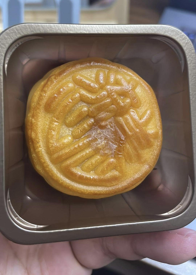 Bánh Trung Thu ‘xả hàng’ giá siêu rẻ cuối mùa, có nên mua? ảnh 1