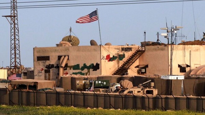 Một căn cứ của Mỹ gần mỏ dầu Al-Omar ở phía Đông Bắc Syria đã bị tấn công bằng tên lửa. (Nguồn: Shargh Daily) Một căn cứ của Mỹ ở miền Đông Bắc Syria bị tấn công tên lửa ảnh 1