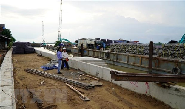 Dự án xử lý cấp bách sạt lở sông Tiền khu vực xã Tân Mỹ và Mỹ An Hưng B (huyện Lấp Vò, tỉnh Đồng Tháp) đang triển khai thực hiện. (Ảnh: Nhựt An/TTXVN) Giải ngân vốn đầu tư công: Kinh nghiệm của những địa phương tốp đầu ảnh 2